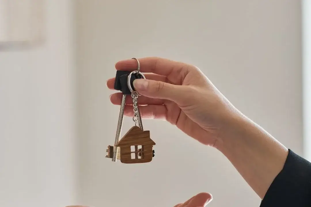 Entrega de llaves simbolizando aumento de capital