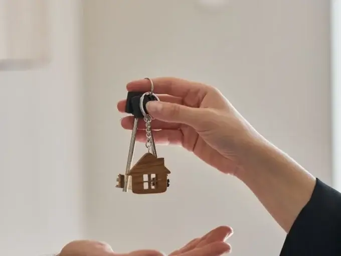 Entrega de llaves simbolizando aumento de capital