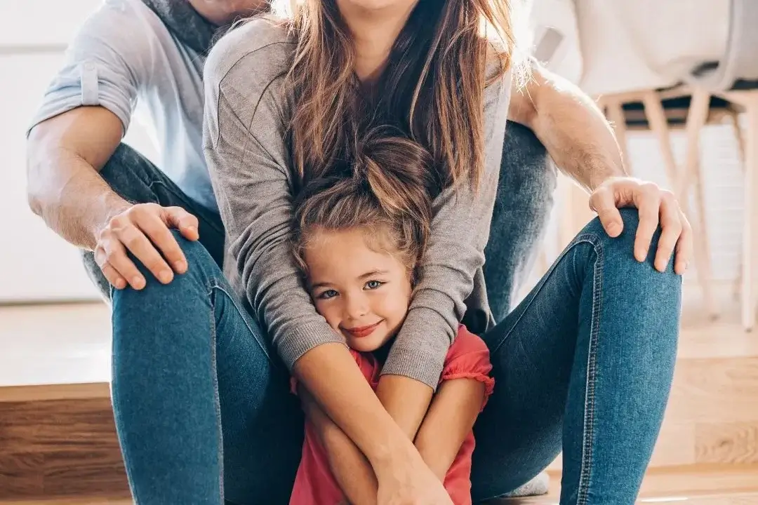 Familia feliz en el interior de su vivienda usada, reflejando estabilidad y oportunidades en el mercado residencial