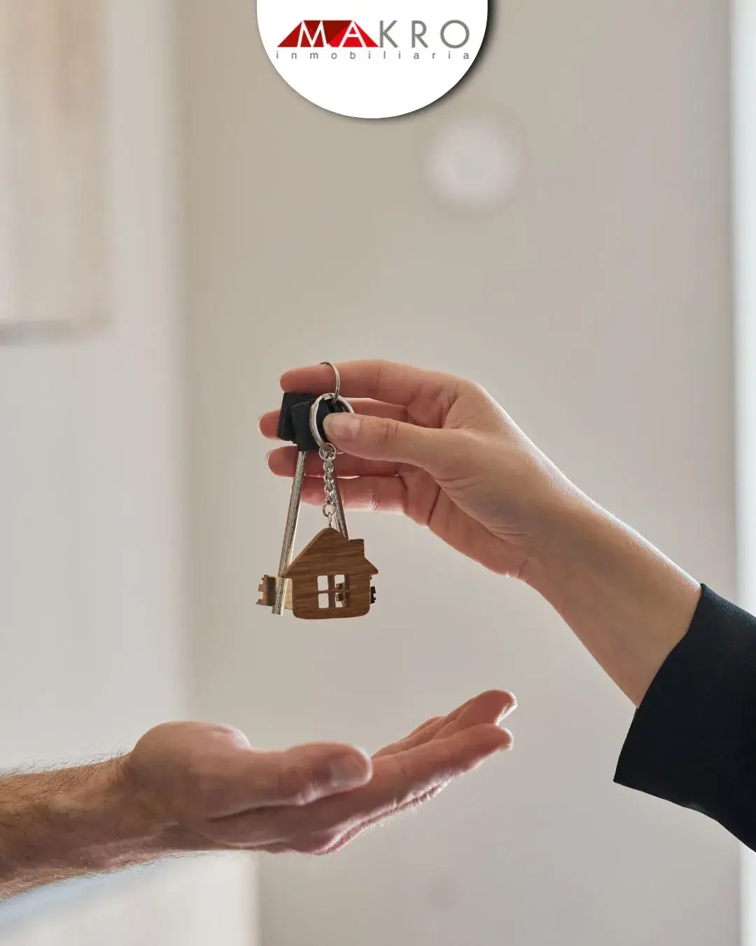 Entrega de llaves simbolizando aumento de capital